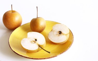 Çin altın armut bir porselen kase. Beyaz arka plan üzerinde izole Nash'e çeşitli. Gıda kavramı.