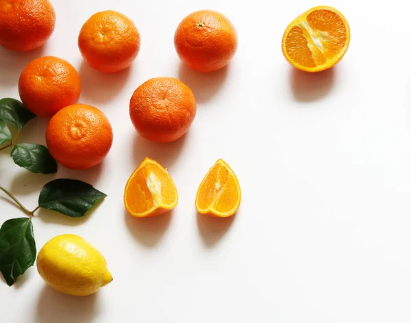 Mandarins on a white wooden background. Rich of nutritions, fiber, and vitamins. Picture design for foods background. — Stock Photo, Image