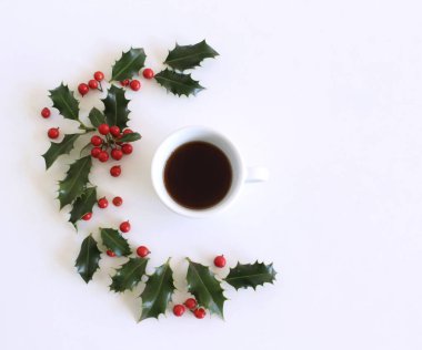 Romantik arka plan beyaz masa holly ile kahve ile. Yumuşak fotoğraf. Tebrik kartı tarzı. kopya alanı slogan veya metin için metin, en iyi görünüm düz için yer yatırın.