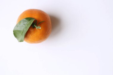 Mandarin Beyaz ahşap zemin üzerinde. Zengin nutritions, lif ve vitamin. Resim tasarım gıdalar arka planı için.