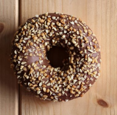 Fındıklı çikolatalı çörek ahşap arka plan üzerinde. Üstten görünüm, lezzetli yemek.