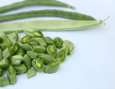 Phaseolus vulgaris, olarak da bilinen ortak fasulye ve diğer adları arasında yeşil yıllık otsu bir bitkidir. Beyaz masa, yeşil kavramı üzerinde yeşil fasulye.