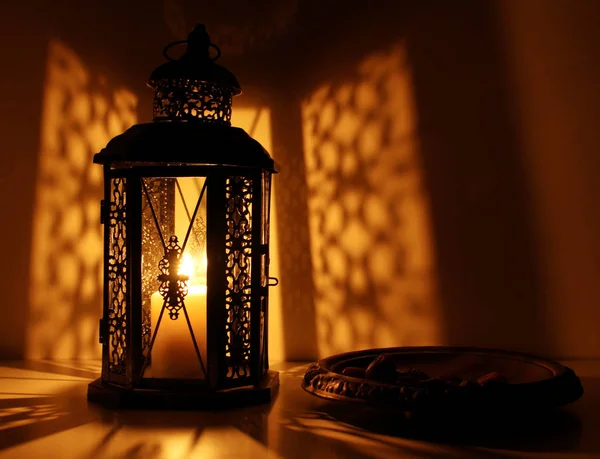 The Muslim feast of the holy month of Ramadan Kareem. Beautiful background with a shining lantern . Free space for your text. — Stock Photo, Image