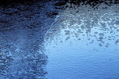 Buz erime. Güzel kış modelleri, bulutlu gökyüzü