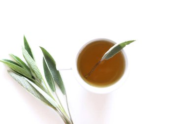 Adaçayı çay ve adaçayı yaprakları. İnfüzyon adaçayı yaprakları yapılmış. Tıbbi bitki Ada çayı. Sağlıklı beslenme kavramı.