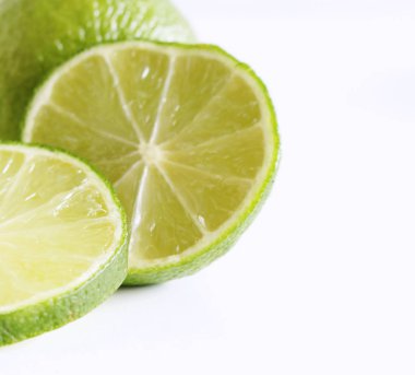 Taze bütün ve kesilmiş kireç ve beyaz arka plan üzerinde izole dilimleri ayarlayın. En tepeden bak. Besin, lif ve vitamin açısından zengindir. Gıdalar arka plan için resim tasarımı. Lezzetli meyve .