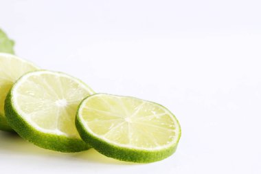 Taze bütün ve kesilmiş kireç ve beyaz arka plan üzerinde izole dilimleri ayarlayın. En tepeden bak. Besin, lif ve vitamin açısından zengindir. Gıdalar arka plan için resim tasarımı. Lezzetli meyve .