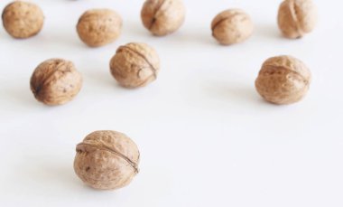 Sonbahar kompozisyonu. Beyaz bir arka plan üzerinde izole ceviz. Vejetaryen yemekleri. Düz yatıyordu, üstten bak. Vejetaryen yemekleri. Sonbahar tasarımı.