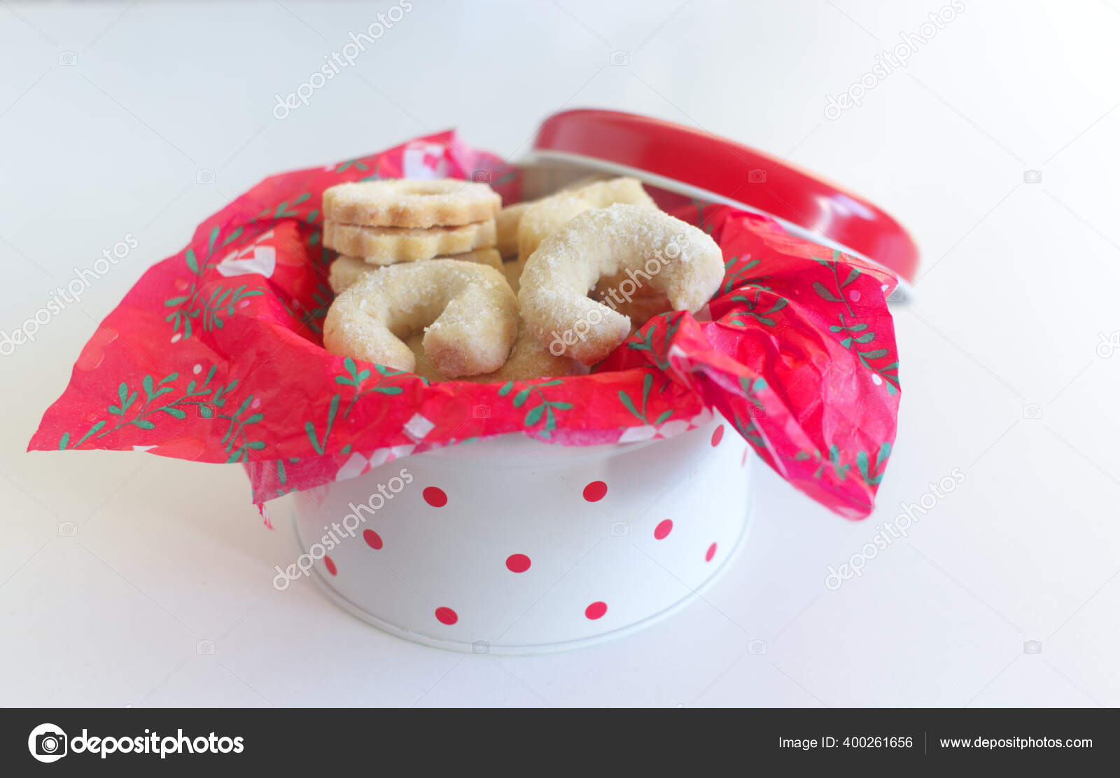 白い背景に赤いティッシュペーパーが付いている従来の錫の箱のクリスマスの自家製クッキー クリスマスは概念を扱う クリスマスムードのスタイルの背景 選択的フォーカス スペースのコピー ストック写真 C Avoferten 白い背景に赤いティッシュペーパーが付いている従来の錫の箱のクリスマスの自家製クッキー クリスマスは概念を扱う クリスマスムードのスタイルの背景 選択的フォーカス スペースのコピー ストック写真 C Avoferten