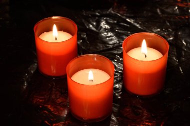  Memorial mum siyah arka plan üzerine yazma. Seçici odak