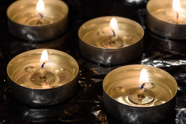 Brennende Kerzen Auf Schwarzem Hintergrund Selektiver Fokus — Stockfoto