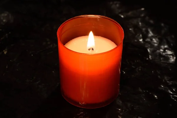 Brennende Kerze Auf Schwarzem Hintergrund Selektiver Fokus — Stockfoto
