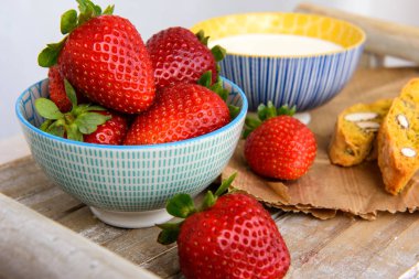  Yaz kahvaltı taze çilek bir ahşap tepsi ile. Seçici odak.
