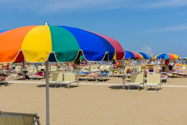 Lato Plaży Rimini Włochy Parasolki Słońca Szezlongi Błękitne Niebo — Zdjęcie stockowe