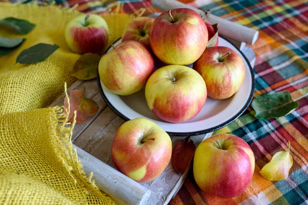 桌上的红黄苹果和秋叶 — 图库照片