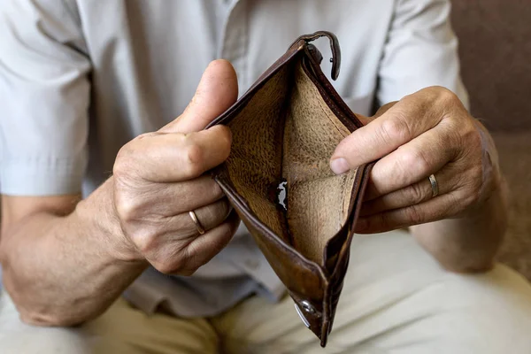 Las Manos Del Anciano Sostienen Una Cartera Vacía — Foto de Stock