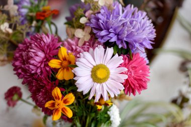 Sonbahar çiçekler, Aster ve marigolds bir buket. Seçici odak