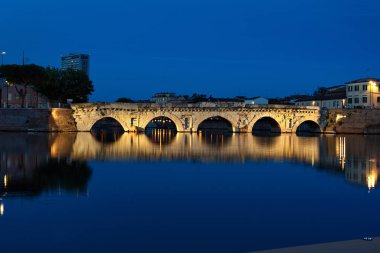 Tiberius köprü gece. Rimini, İtalya için bulunan meşhur mekanlar.