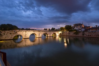 Tiberius köprü gece. Rimini, İtalya için bulunan meşhur mekanlar.