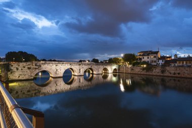 Tiberius köprü gece. Rimini, İtalya için bulunan meşhur mekanlar.