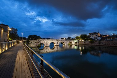 Tiberius köprü gece. Rimini, İtalya için bulunan meşhur mekanlar.