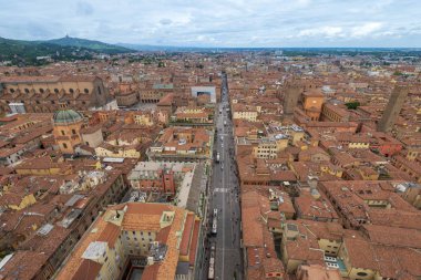 Bologna, İtalya'daki Asinelli kulesinden en iyi manzara. Eski şehrin Panoraması - kırmızı tuğla binalar, karo çatılar, Piazza Maggiore.