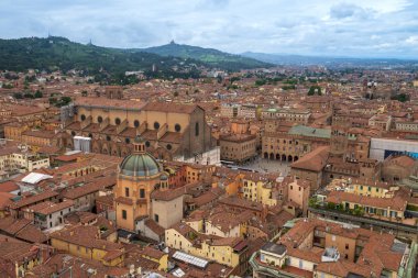 Bologna, İtalya'daki Asinelli kulesinden en iyi manzara. Eski şehrin Panoraması - kırmızı tuğla binalar, karo çatılar, Piazza Maggiore.
