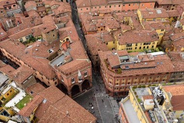 Bologna, İtalya'daki Asinelli kulesinden en iyi manzara. Eski şehir, kırmızı kiremitli çatılar.