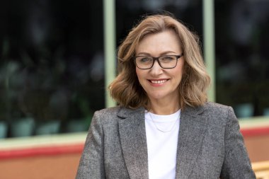  Gülümseyen güzel orta yaşlı bir kadının portresi.