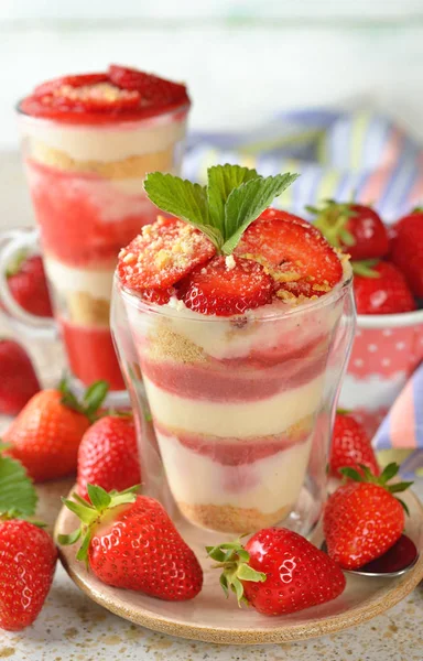 Geschichtetes Dessert Mit Erdbeeren Auf Weißem Hintergrund — Stockfoto