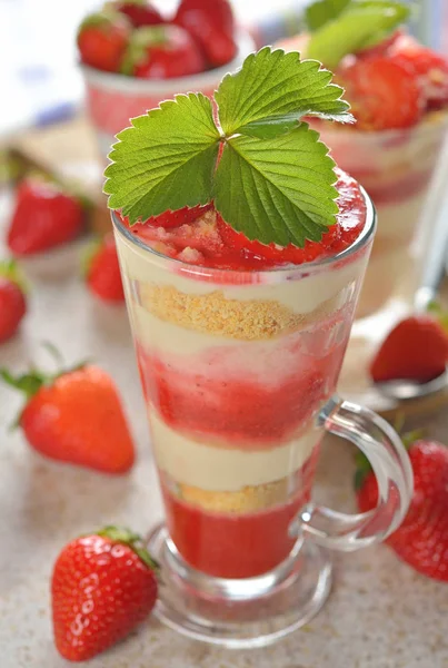 Geschichtetes Dessert Mit Erdbeeren Auf Weißem Hintergrund — Stockfoto