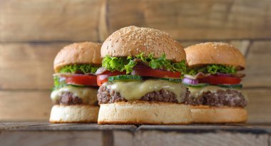 Ev yapımı taze çizburger kahverengi bir arka plan üzerinde