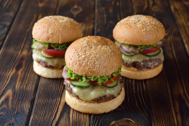 Ev yapımı taze çizburger kahverengi bir arka plan üzerinde