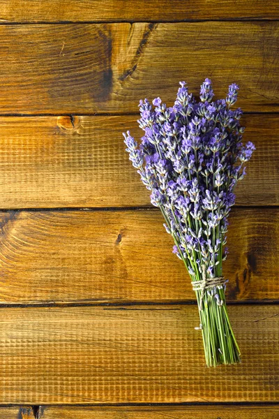 Bukett Färsk Lavendel Trä Bakgrund — Stockfoto