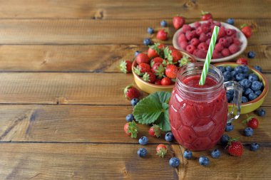 Berry smoothies ahşap arka plan üzerinde