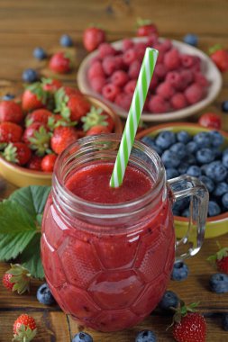 Berry smoothies ahşap arka plan üzerinde