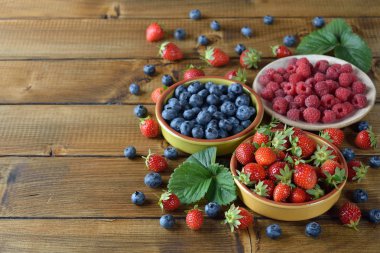 Kahverengi bir arka plan üzerine bir tabak içinde taze çilek