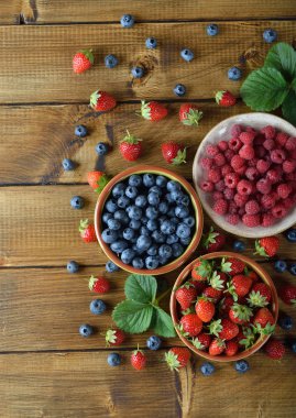 Kahverengi bir arka plan üzerine bir tabak içinde taze çilek