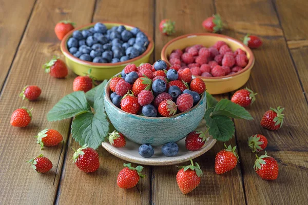 Salat Aus Bio Waldbeeren Auf Braunem Hintergrund — Stockfoto