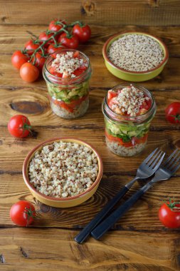Vejetaryen salata quinoa ve kahverengi bir arka plan üzerinde avokado