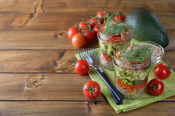 Vegetarischer Salat Mit Quinoa Und Avocado Auf Braunem Hintergrund — Stockfoto