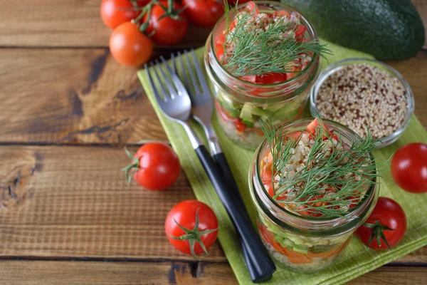 Salade Végétarienne Quinoa Avocat Sur Fond Brun — Photo