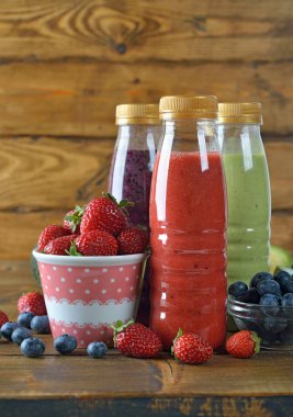 Meyveli detoks smoothies kahverengi bir arka plan üzerinde