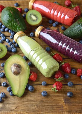 Detoks smoothies kahverengi bir arka plan üzerinde