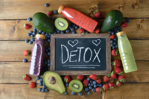 Detoks smoothies kahverengi bir arka plan üzerinde