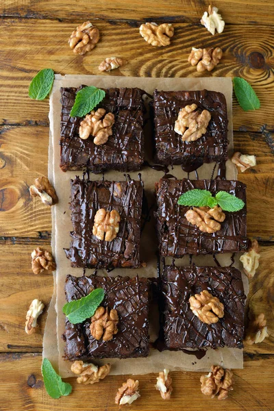 Délicieux Brownie Chocolat Aux Noix Sur Fond Brun — Photo