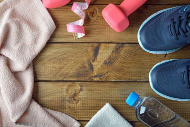 Öğeler için kahverengi bir arka plan fitness kavramı üzerinde spor