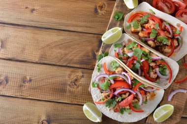 Kahverengi bir arka plan üzerinde Meksika tacos