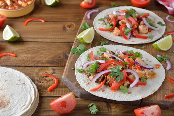 Mexikanische Tacos Auf Braunem Hintergrund — Stockfoto