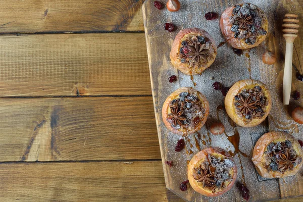 Mele Forno Con Spezie Sfondo Marrone — Foto Stock